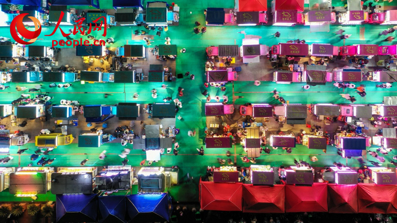 布置规整的“芒果夜市”。人民网记者 张俊摄