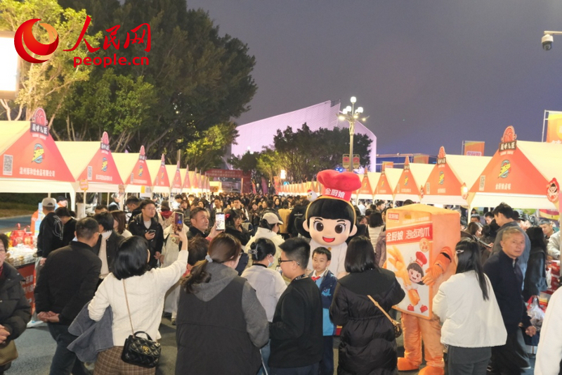 1月16日晚，“浙BA”八强淘汰赛在苍南县开打，场外摊位十分火爆。人民网 程欣摄